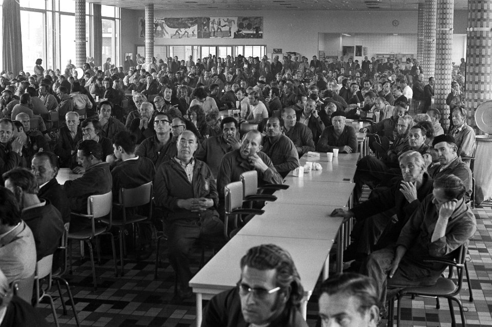 Stakingen in Amsterdamse haven, werknemers van KNSM in kantine, Bestanddeelnr 925-8311