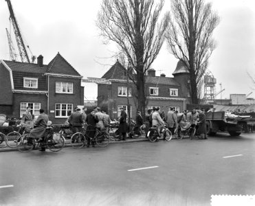 Staking van de metaalbewerkers in Amsterdam Noord , staking kijken bij ADM of da, Bestanddeelnr 911-8545