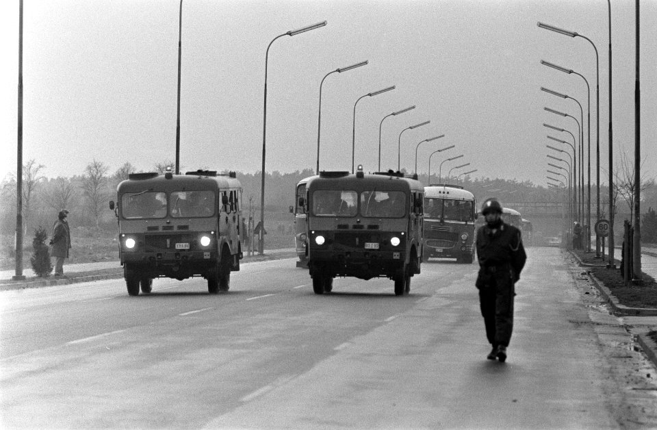 Stakingen in Belgie duren voort. Rijkswacht heeft post gehad voor de poort van F, Bestanddeelnr 923-2165