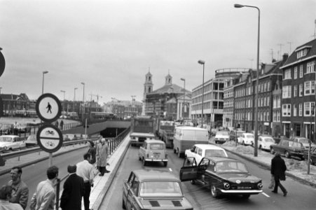 Staking van een uur i.v.m. loonstop (georganiseerd door drie vakcentrales). Stak, Bestanddeelnr 924-0997