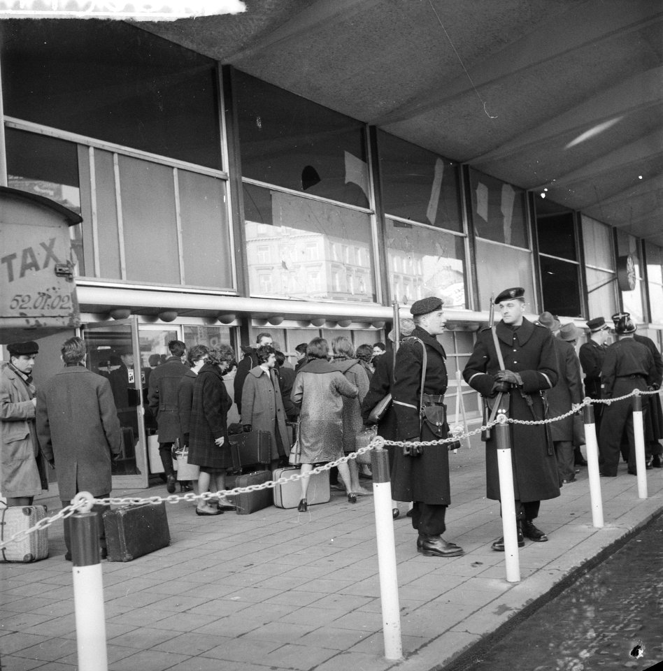 Staking te Luik, aandacht eerste trein uit Brussel en Luik, Bestanddeelnr 911-9684