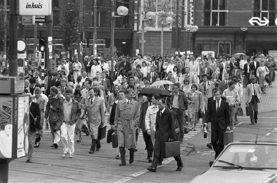 Staking openbaar vervoer Amsterdam uit solidariteit met WSBZ lopend naar werk, Bestanddeelnr 934-2690