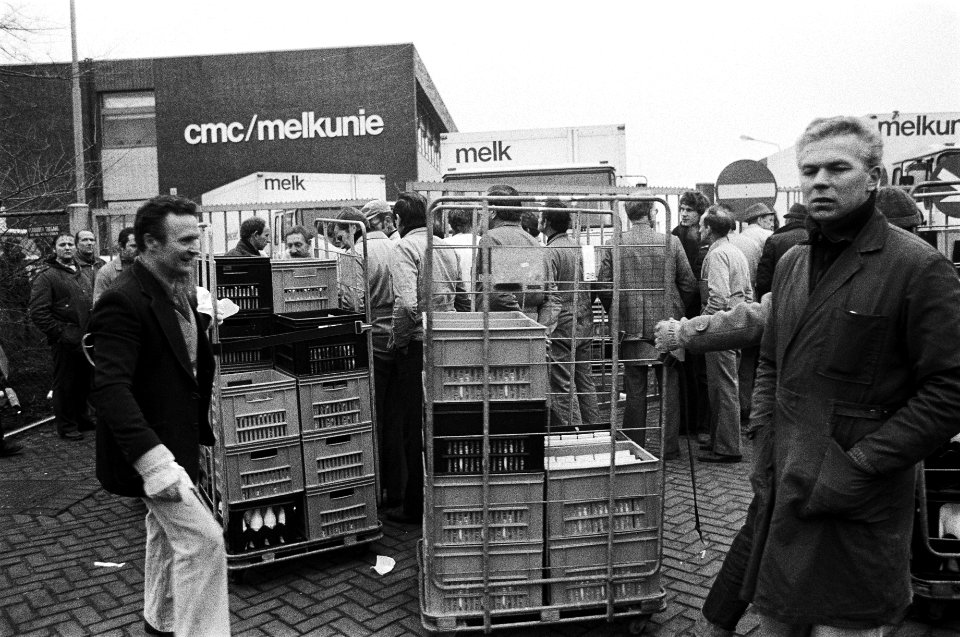 Staking melkrijders CMC Melkunie Amsterdam Melkhandelaren halen zelf hun melk a, Bestanddeelnr 930-6144