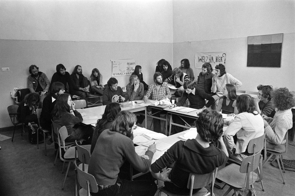 Staking studenten sociale academie in Amsterdam studenten in vergadering bijeen, Bestanddeelnr 928-3846