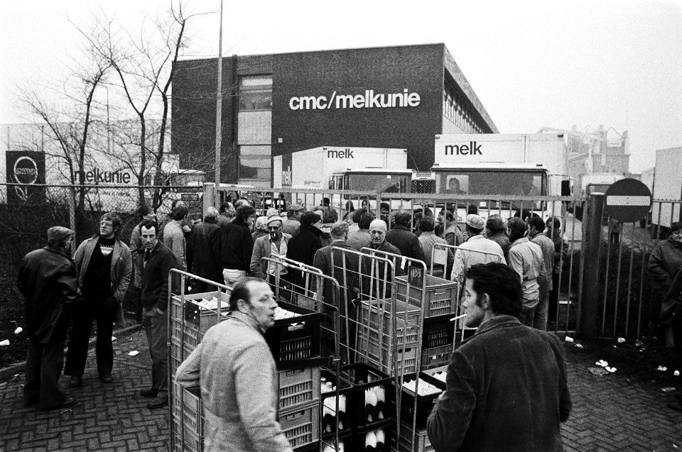 Staking melkrijders CMC Melkunie Amsterdam Melkhandelaren halen zelf hun melk a, Bestanddeelnr 930-6143