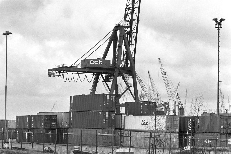 Staking in Rotterdamse haven staking bij ECT, Bestanddeelnr 933-8914