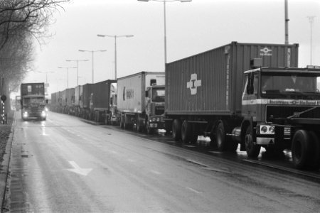 Staking stukgoed in Rotterdam lange rij wachtende vrachtwagens, Bestanddeelnr 933-8687