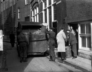 Staking stadsreiniging Amsterdam, soldaten doen de dienst, Bestanddeelnr 934-5618