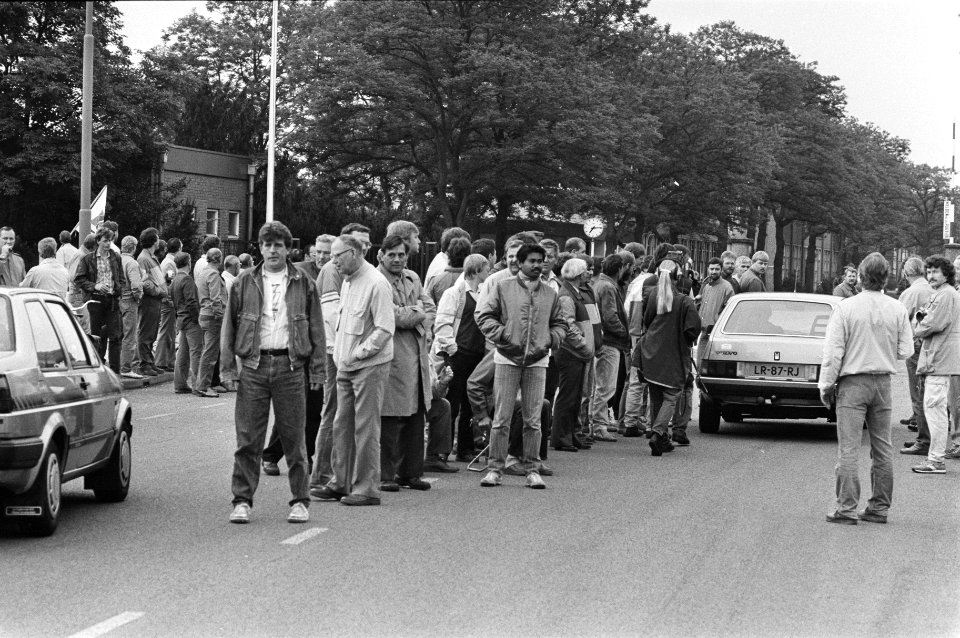 Stakingen bij AKZO (Emmen) stakers proberen werkwilligen bewegen niet aan het w, Bestanddeelnr 933-6841