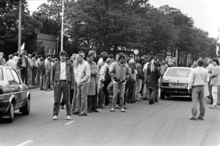 Stakingen bij AKZO (Emmen) stakers proberen werkwilligen bewegen niet aan het w, Bestanddeelnr 933-6841