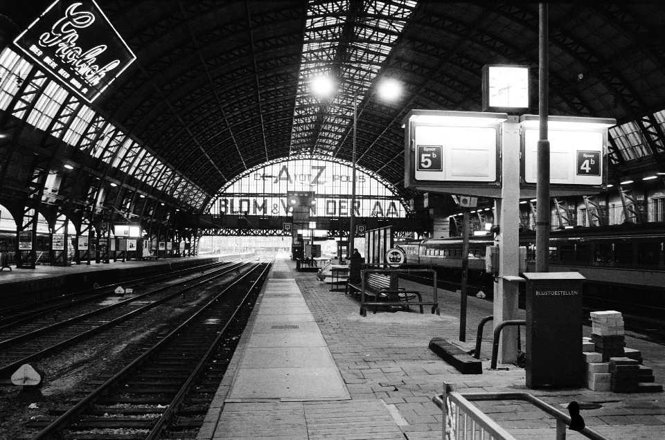 Staking van NS-personeel, met lege perrons op het Centraal Station in Amsterdam, Bestanddeelnr 932-4089