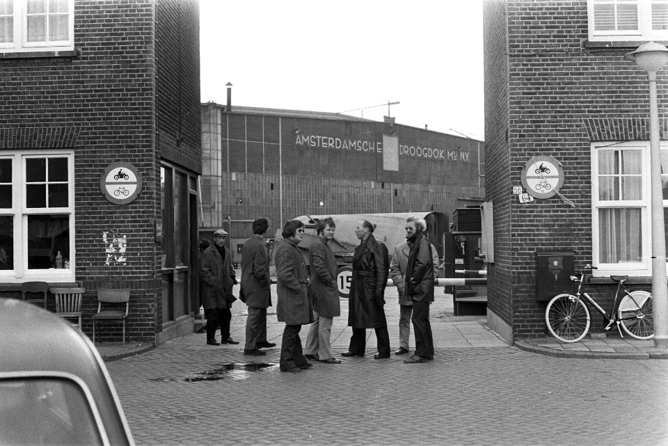 Staking in Amsterdamse haven na verzoek bonden aan het werk te gaan, stakers voo, Bestanddeelnr 926-3601