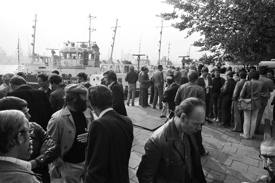 Staking van sleepbootbemanningen stakers van Smit verzameld bij sleepboten aan , Bestanddeelnr 930-4688