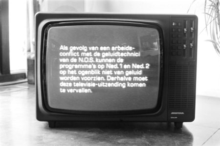 Staking geluidsmensen NOS mededeling op tv-scherm, Bestanddeelnr 929-1599