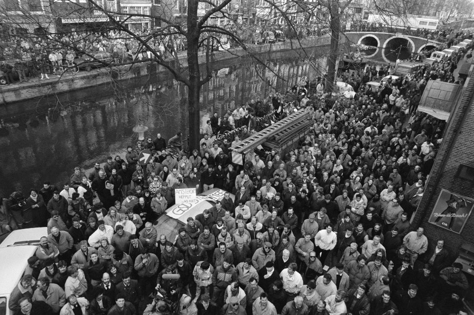 Staking gemeenteambtenaren Amsterdam stakende gemeenteambtenaren voor stadhuis , Bestanddeelnr 933-9267