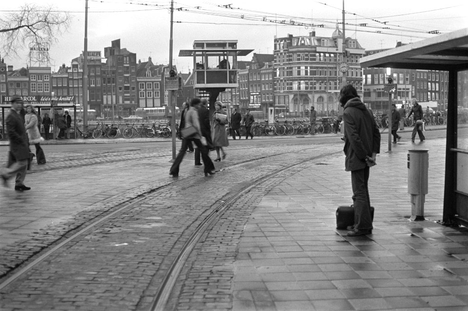 Staking bus- en trampersoneel in Amsterdam wandelaars op leeg Stationsplein, Bestanddeelnr 927-6111