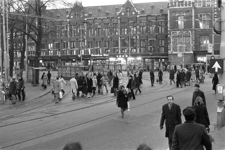 Staking bus- en trampersoneel in Amsterdam wandelaars op leeg Stationsplein, Bestanddeelnr 927-6110