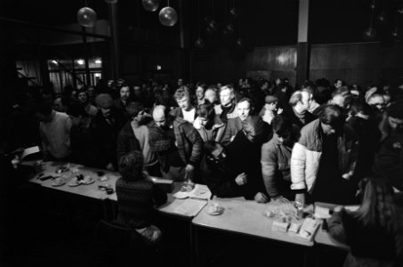 Staking Amsterdamse Stadsreiniging in verband met korting ziekengeld. Stakers me, Bestanddeelnr 932-0318