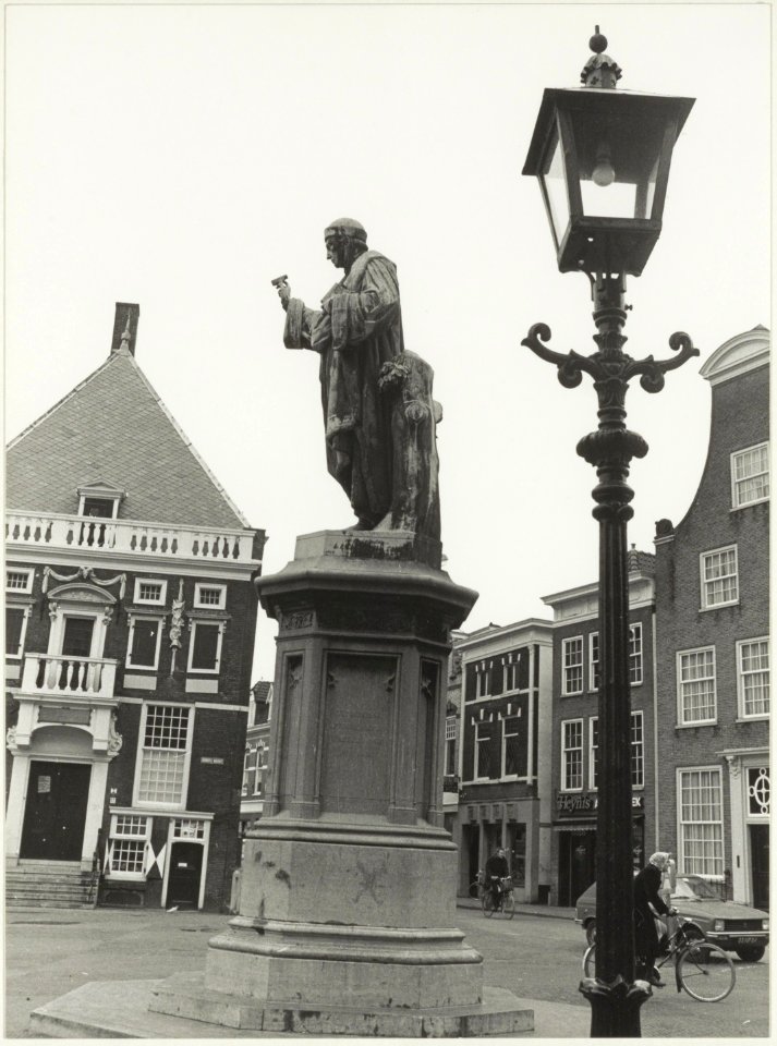 Standbeeld Laurens Jansz. Coster en de Hoofdwacht, ziende naar het noorden. NL-HlmNHA 54016769