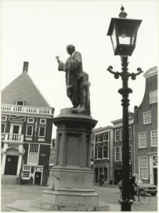 Standbeeld Laurens Jansz. Coster en de Hoofdwacht, ziende naar het noorden. NL-HlmNHA 54016769