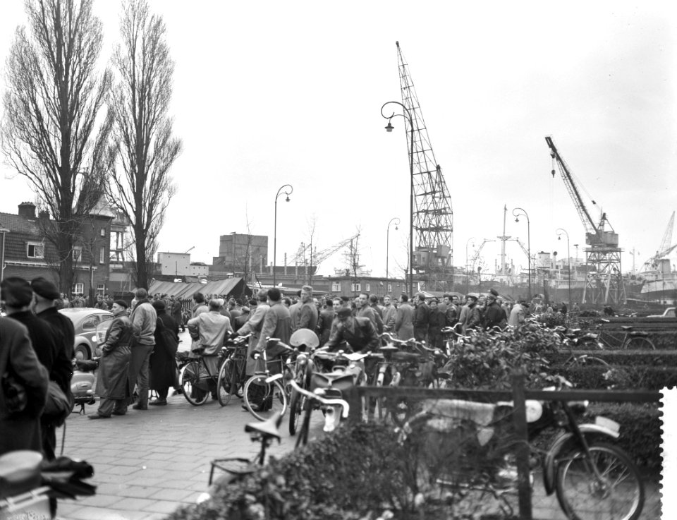 Staking van de metaalbewerkers in Amsterdam Noord , staking kijken bij ADM of da, Bestanddeelnr 911-8544