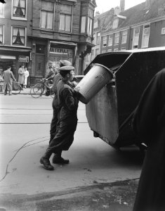 Staking stadsreiniging Amsterdam, soldaten doen de dienst, Bestanddeelnr 907-0548