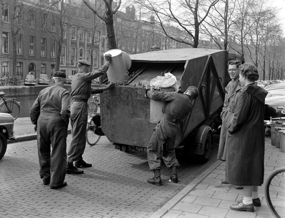 Staking stadsreiniging Amsterdam, soldaten doen de dienst, Bestanddeelnr 907-0545