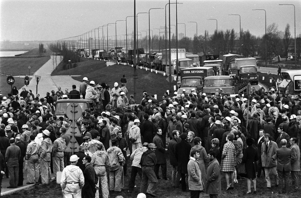 Staking van een uur i.v.m. loonstop (georganiseerd door 3 vakcentrales) stakende, Bestanddeelnr 924-1004
