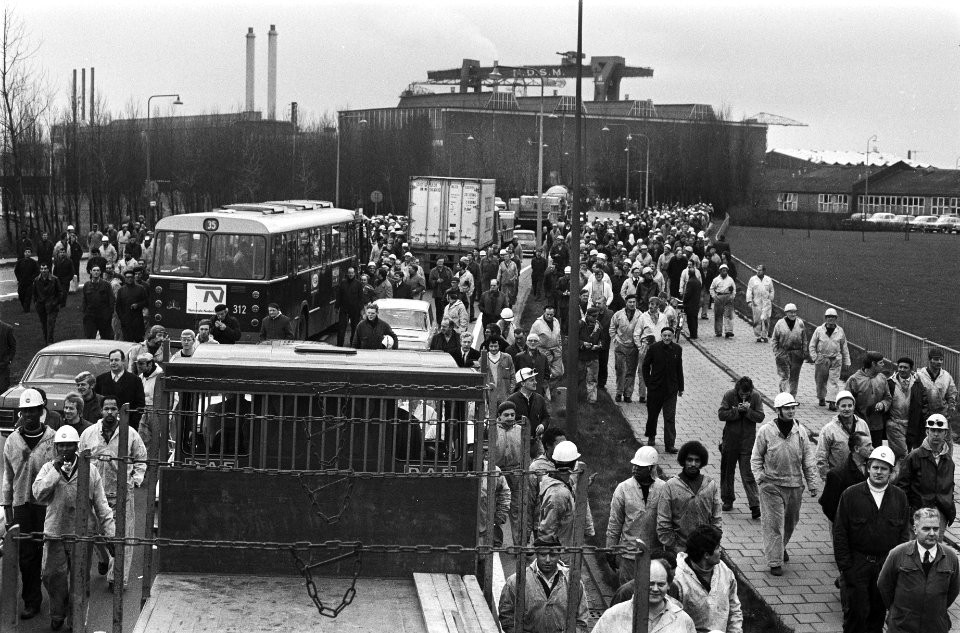 Staking van een uur i.v.m. loonstop (georganiseerd door drie vakcentrales). Stak, Bestanddeelnr 924-1007