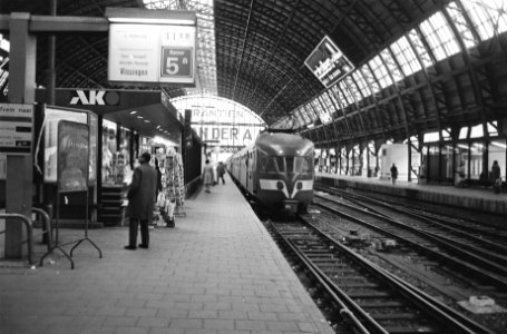 Staking van een uur i.v.m. loonstop (georganiseerd door drie vakcentrales). Post, Bestanddeelnr 924-1002
