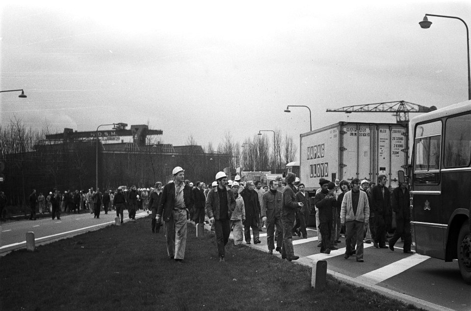 Staking van een uur i.v.m. loonstop (georganiseerd door drie vakcentrales). Stak, Bestanddeelnr 924-1008
