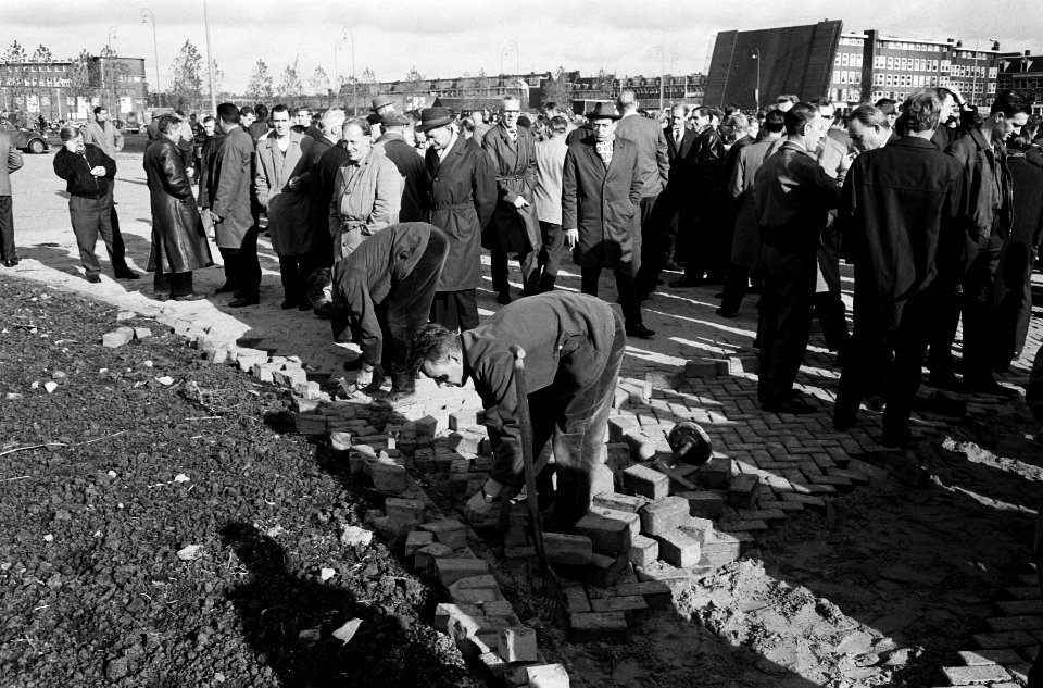Stakingen in Amsterdamse haven Overzicht van de enorme massa stakers, Bestanddeelnr 915-6586