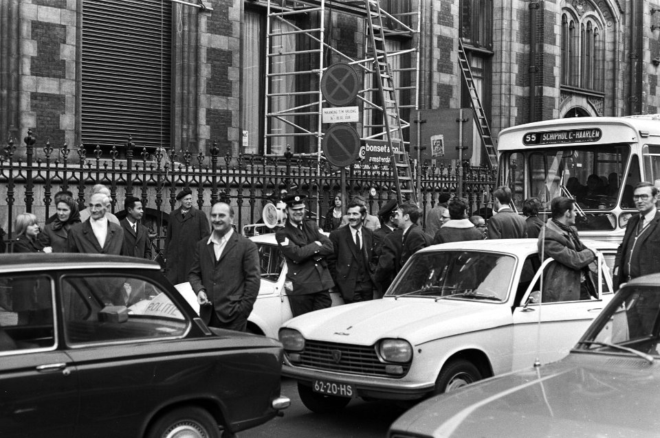 Staking van een uur i.v.m. loonstop (georganiseerd door drie vakcentrales). Stak, Bestanddeelnr 924-0992