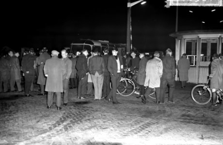Staking bij AKU te Emmen, een groep stakers bij de hoofdingang van het terrein, Bestanddeelnr 917-6361