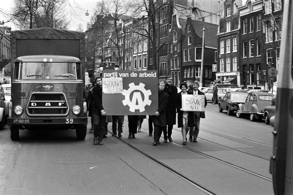 Staking van een uur i.v.m. loonstop (georganiseerd door drie vakcentrales) stake, Bestanddeelnr 924-0996