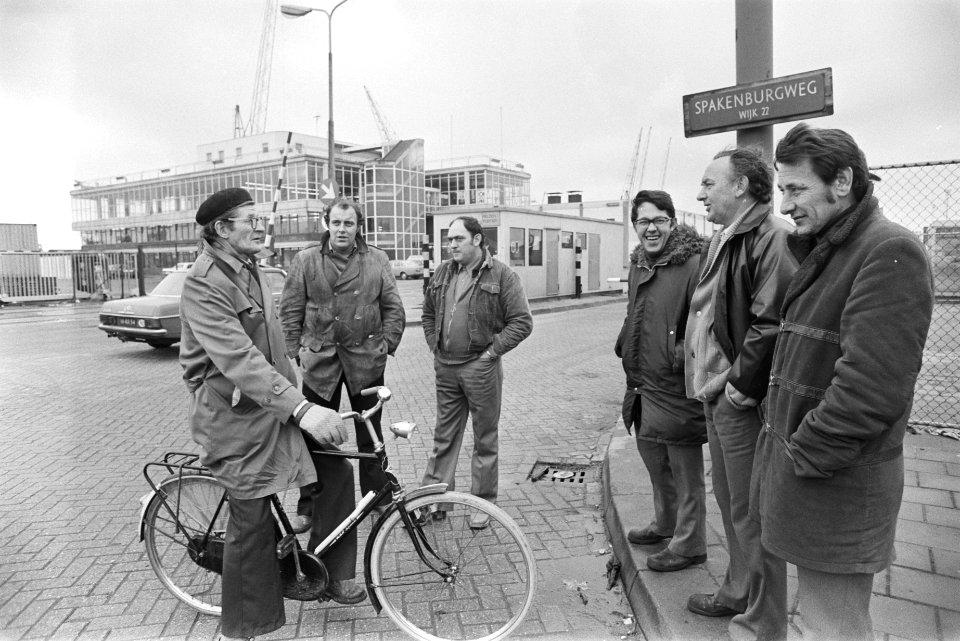 Staking bij Quick Dispatch , Rotterdamse haven stakers voor de poort Quick Disp, Bestanddeelnr 929-0170