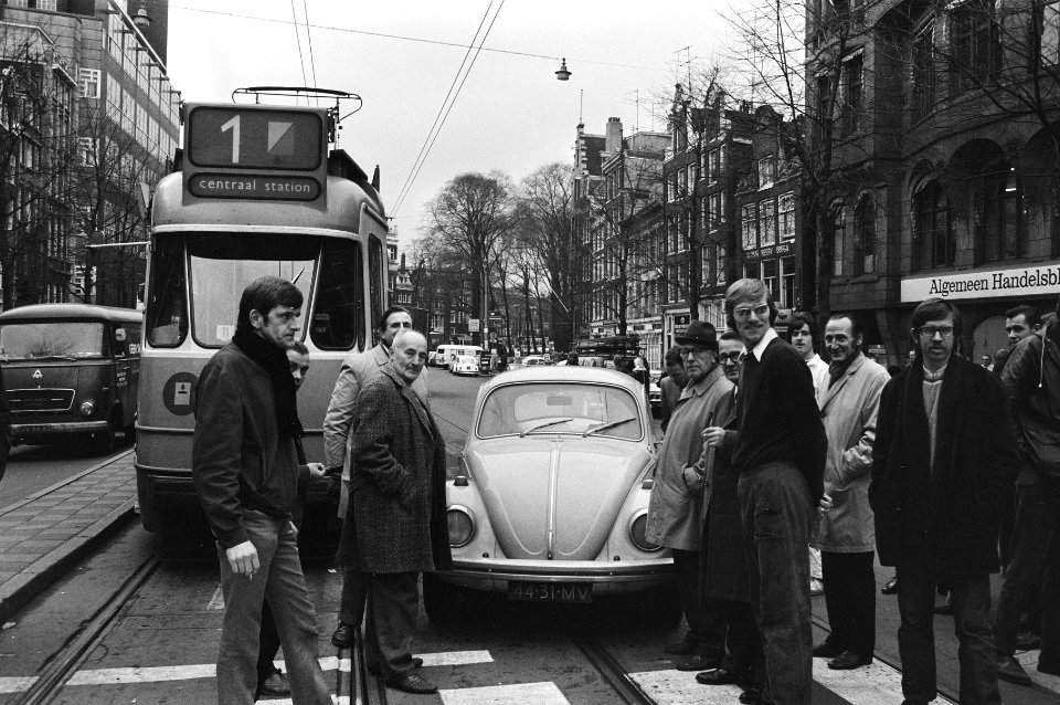 Staking van een uur i.v.m. loonstop (georganiseerd door 3 vakcentrales). Stakers, Bestanddeelnr 924-0993
