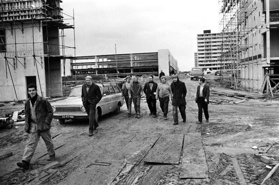 Staking van een uur i.v.m. loonstop (georganiseerd door drie vakcentrales). Bouw, Bestanddeelnr 924-0998
