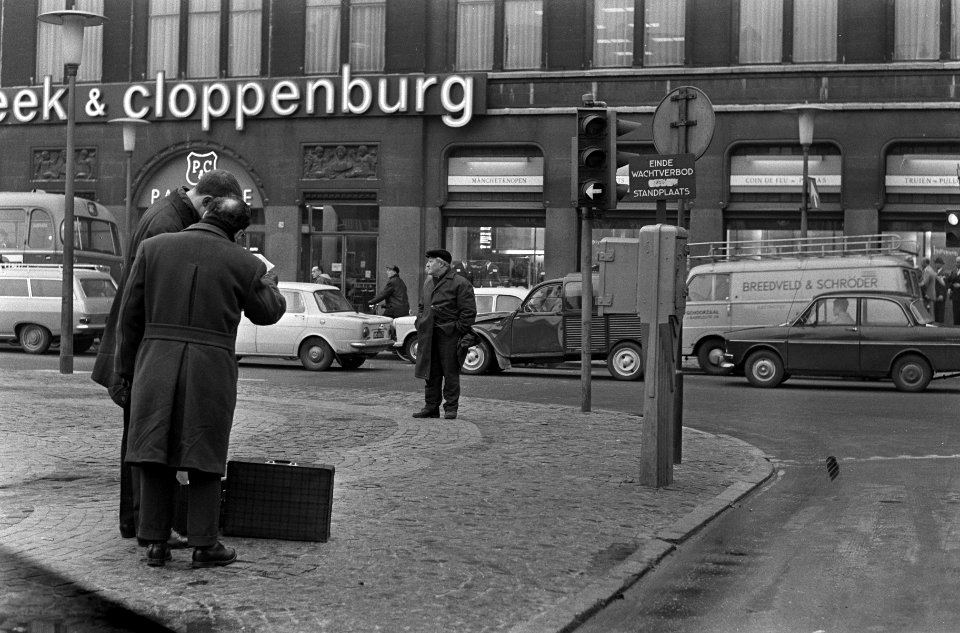 Staking taxi-chauffeurs, lege taxi-standplaats op de Dam, Bestanddeelnr 918-7574