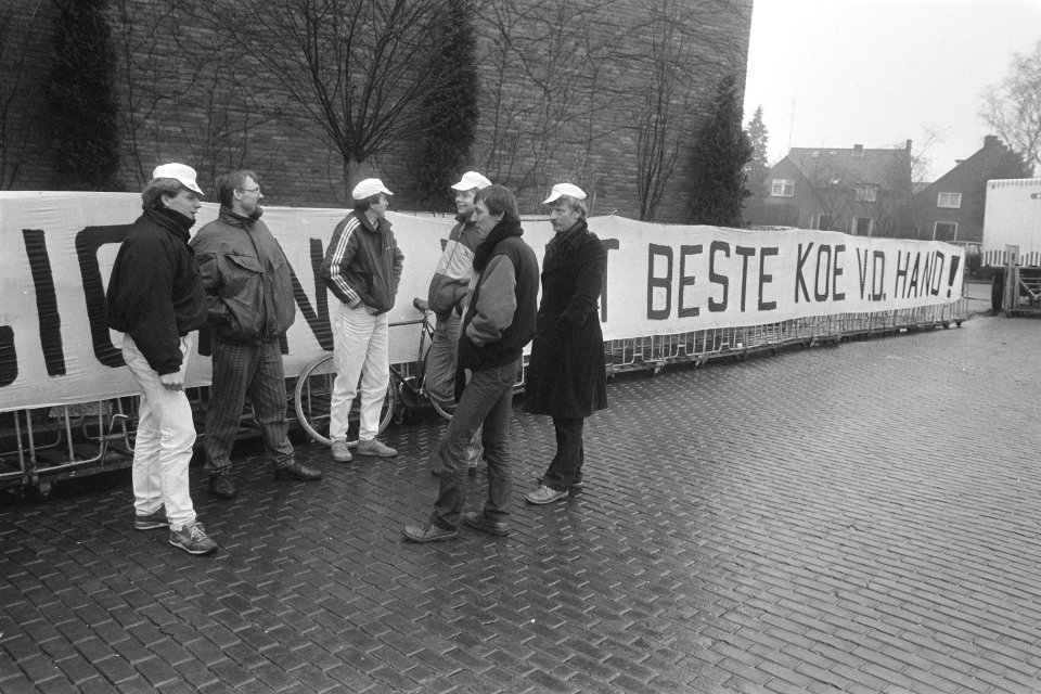 Staking bij Coberco-zuivel in Eefde postende stakers voor bedrijf, Bestanddeelnr 933-8854