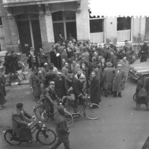 Staking van de bouwvakkers, stakers laten zich registrere, Bestanddeelnr 911-0748