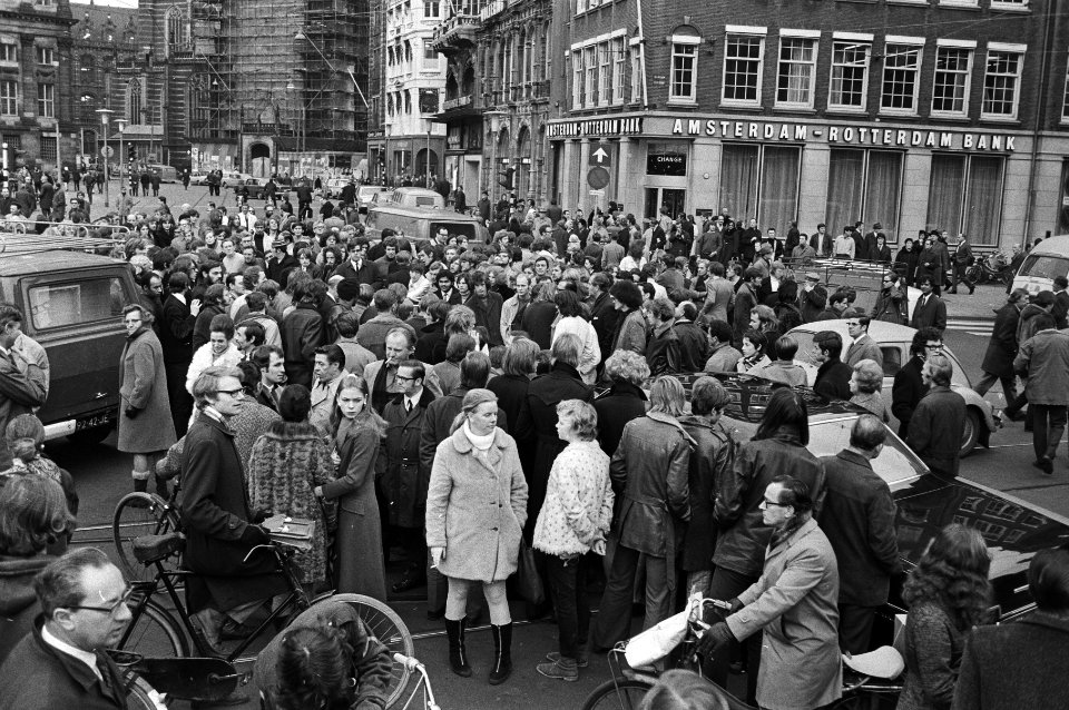 Staking van een uur i.v.m. loonstop (georganiseerd door drie vakcentrales). Stak, Bestanddeelnr 924-0990