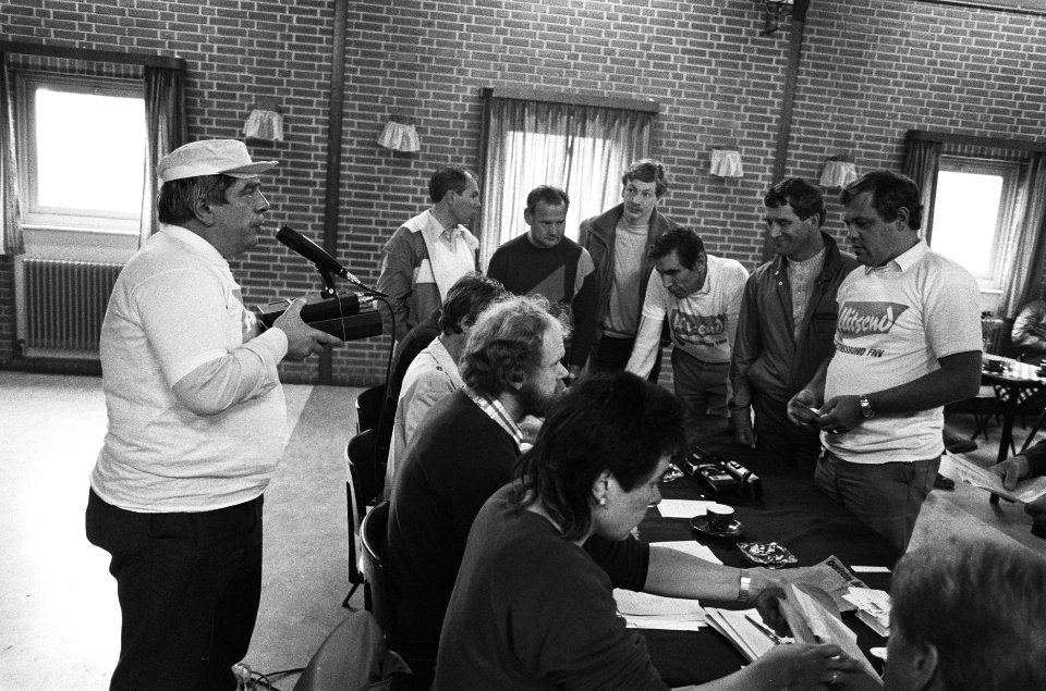 Staking bij cacaofabriek De Zaan inschrijven van stakers, Bestanddeelnr 933-3618