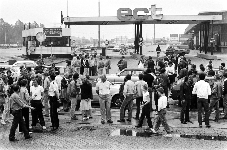 Staking Rotterdams havenbedrijf ECT met autos worden de toegangspoorten geblokk, Bestanddeelnr 932-1840