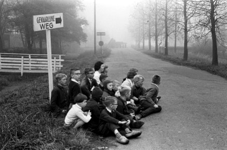 Staking schoolkinderen te Osdorp Stakende groepen schoolkinderen bij de gevaarl, Bestanddeelnr 915-6779