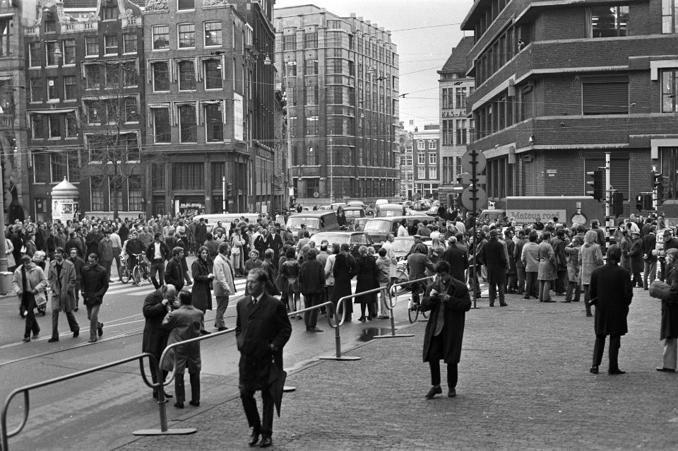 Staking van een uur i.v.m. loonstop (georganiseerd door drie vakcentrales). Stak, Bestanddeelnr 924-0989