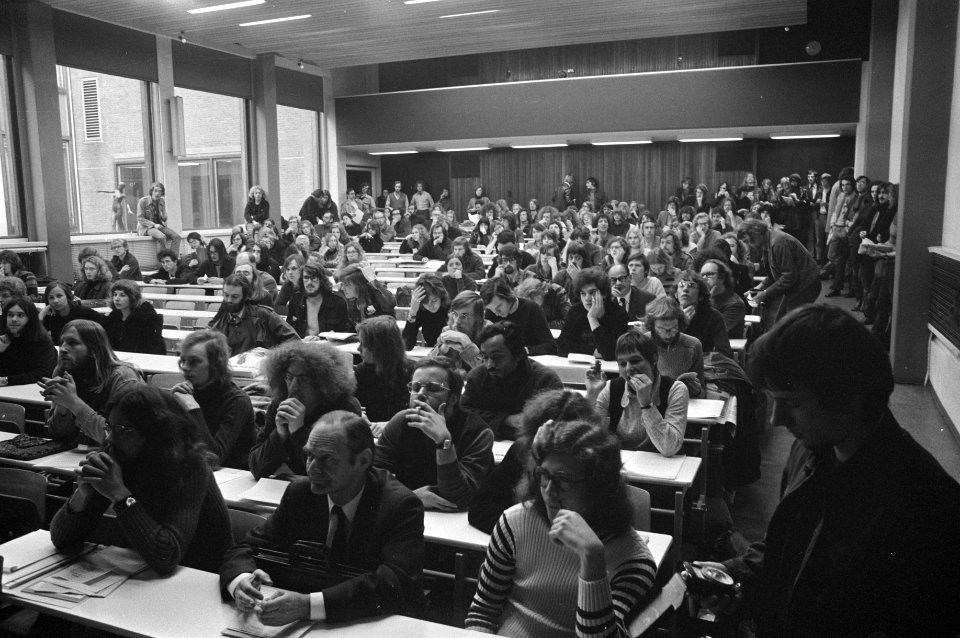 Staking studenten bij faculteiten Amsterdamse universiteit protestvergadering st, Bestanddeelnr 925-1879