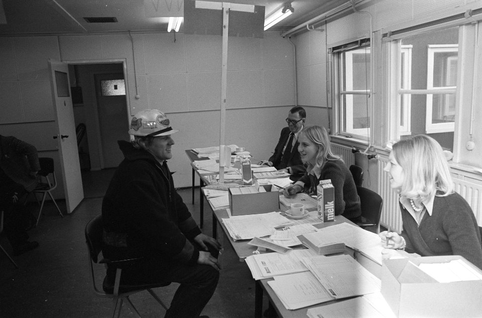 Staking bij Hoogovens, stakingsleiders en ordedienst tijd vergadering, Bestanddeelnr 926-2384