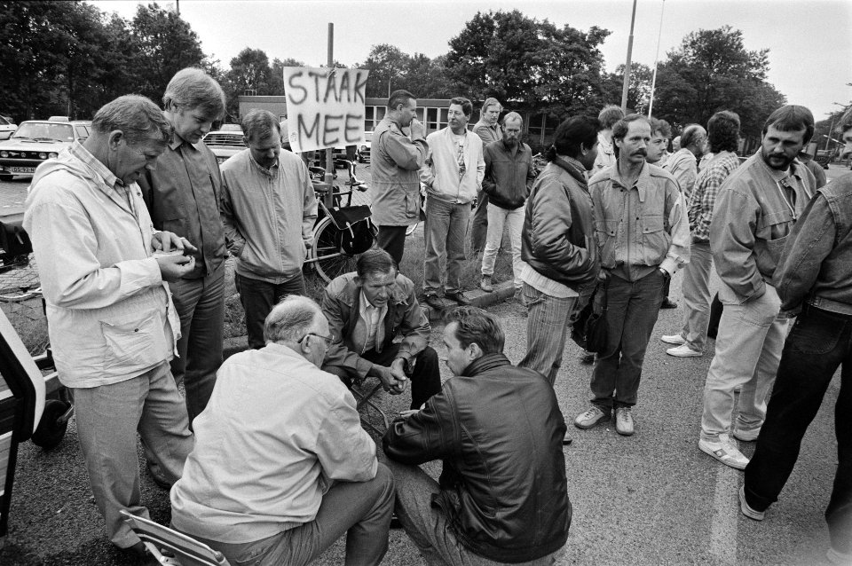 Stakingen bij AKZO (Emmen) stakers voor het bedrijf, Bestanddeelnr 933-6840