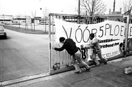 Staking bij Mobil Oil in Amsterdam voor instelling van 5 ploegendiensten de ge, Bestanddeelnr 930-8159